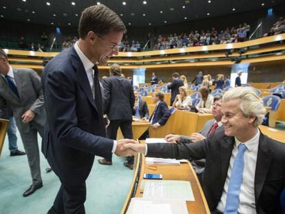 El primer ministro Rutte (izquierda) saluda al l&iacute;der del xen&oacute;fobo Wilders, este mi&eacute;rcoles en el Parlamento holand&eacute;s.