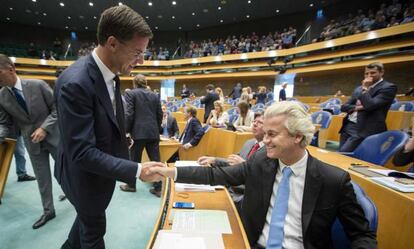 El primer ministro Rutte (izquierda) saluda al l&iacute;der del xen&oacute;fobo Wilders, este mi&eacute;rcoles en el Parlamento holand&eacute;s.