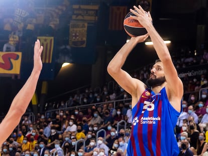 Mirotic lanza en presencia de Sikma.