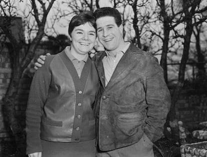 Peter David Tarsey, el 26 de febrero de 1960, con su prometida, Jean Hellen Biggs. Se casaron al día siguiente y ella adoptó el apellido de él.