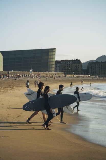 Surfistas en la playa de la Zurriola, en San Sebastián. Al fondo, el Kursaal, obra de Rafael Moneo