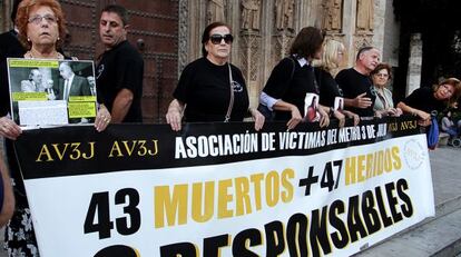 Miembros de la asociación de víctimas del accidente del metro, durante la concentración en Valencia.