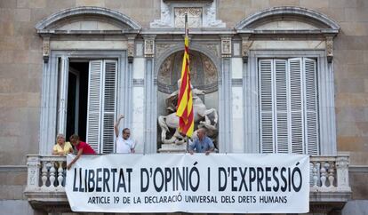 Pancarta en la fachada de la Generalitat en defensa de los presos del 'procés'.