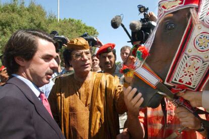 El presidente libio, Muamar El Gadafi, regaló un caballo de raza árabe a José María Aznar durante su visita a Trípoli el 18 de septiembre de 2003. El animal se llamaba <i>El rayo del líder</i>.