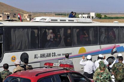 Un autobús transporta a los residentes sirios evacuados de Fua y Kefraya en el cruce entre las provincias de Idlib y Alepo.