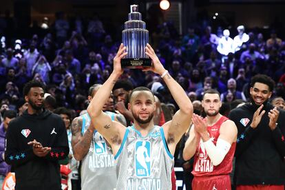 Stephen Curry sujeta el trofeo Kobe Bryant tras ser nombrado MVP del All-Star.