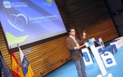 El ministro de Industria, Energía y Turismo, y presidente del Partido Popular de Canarias, José Manuel Soria, durante su intervención en la clausura de la convención regional del PP de Canarias hoy en Las Palmas de Gran Canaria una.