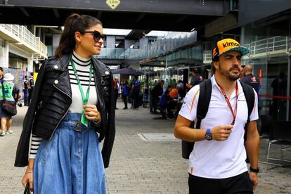 Linda Morselli y Fernando Alonso, en el Gran Premio de Brasil de F1, el 11 de noviembre de 2018.