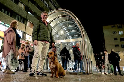 David Fernández y el perro Ámbar en un acceso al metro de Bilbao.