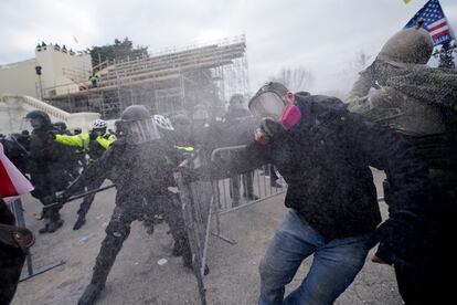 Enfrentamientos entre las fuerzas de seguridad y los manifestantes frente al Capitolio.