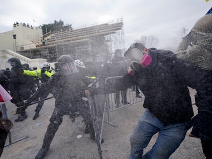 Enfrentamientos entre las fuerzas de seguridad y los manifestantes frente al Capitolio.