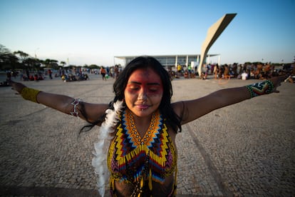 Una mujer indígena participa en una manifestación para exigir la protección de las tierras de los pueblos originarios en Brasil, frente al Palacio de Planalto, en agosto de 2021.