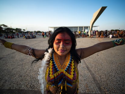 Una mujer indígena participa en una manifestación para exigir la protección de las tierras de los pueblos originarios en Brasil, frente al Palacio de Planalto, en agosto de 2021.