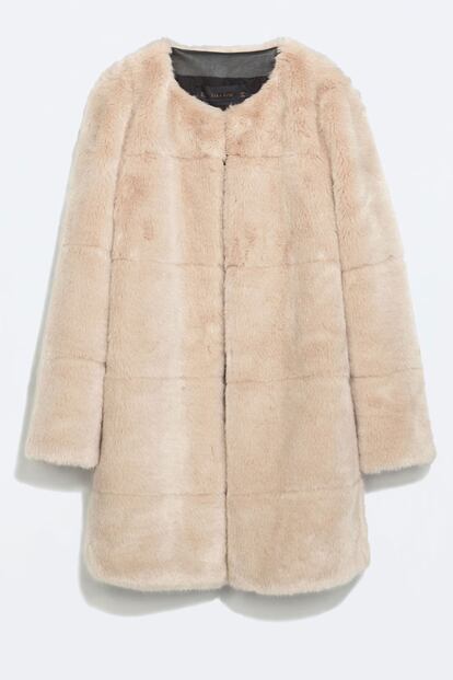 Abrigo de Zara muy similar al que propone la firma italiana (79,95 euros).