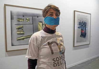 La portavoz de Podemos en la Asamblea de Madrid, Lorena Ruiz-Huerta, realiza una performance como protesta contra la retirada de la obra del artista Santiago Sierra en ARCO 2018.