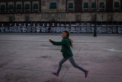 vallas colocadas por el gobierno de la Ciudad en Palacio Nacional previo al 8m -Día internacional de la Mujer