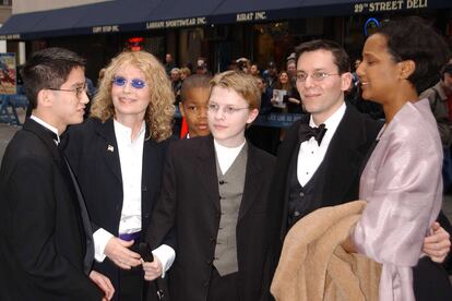 Mia Farrow

La celebrity más prolífica en esto de ser madre es, sin duda, la actriz de filmes como Manhattan. Farrow ha criado hasta 14 hijos, cuatro biológicos (tres con el compositor André Previn y uno con Woody Allen) y diez adoptados en países no desarrollados.