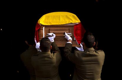 Miembros de las Fuerzas Armadas, portan el féretro con los restos mortales del expresidente del Gobierno Adolfo Suárez.