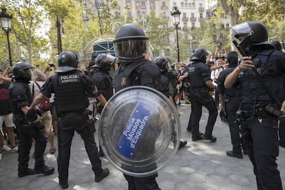 Los Mossos, en la puerta de la Bolsa de Barcelona.