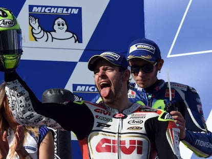 Cal Crutchlow, en el podio de Phillip Island, con Rossi al fondo.