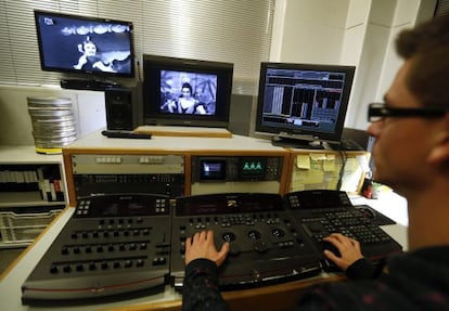 Un trabajador de Mercury Films, en plena tarea de restauración de una película del catálogo de Enrique Cerezo.