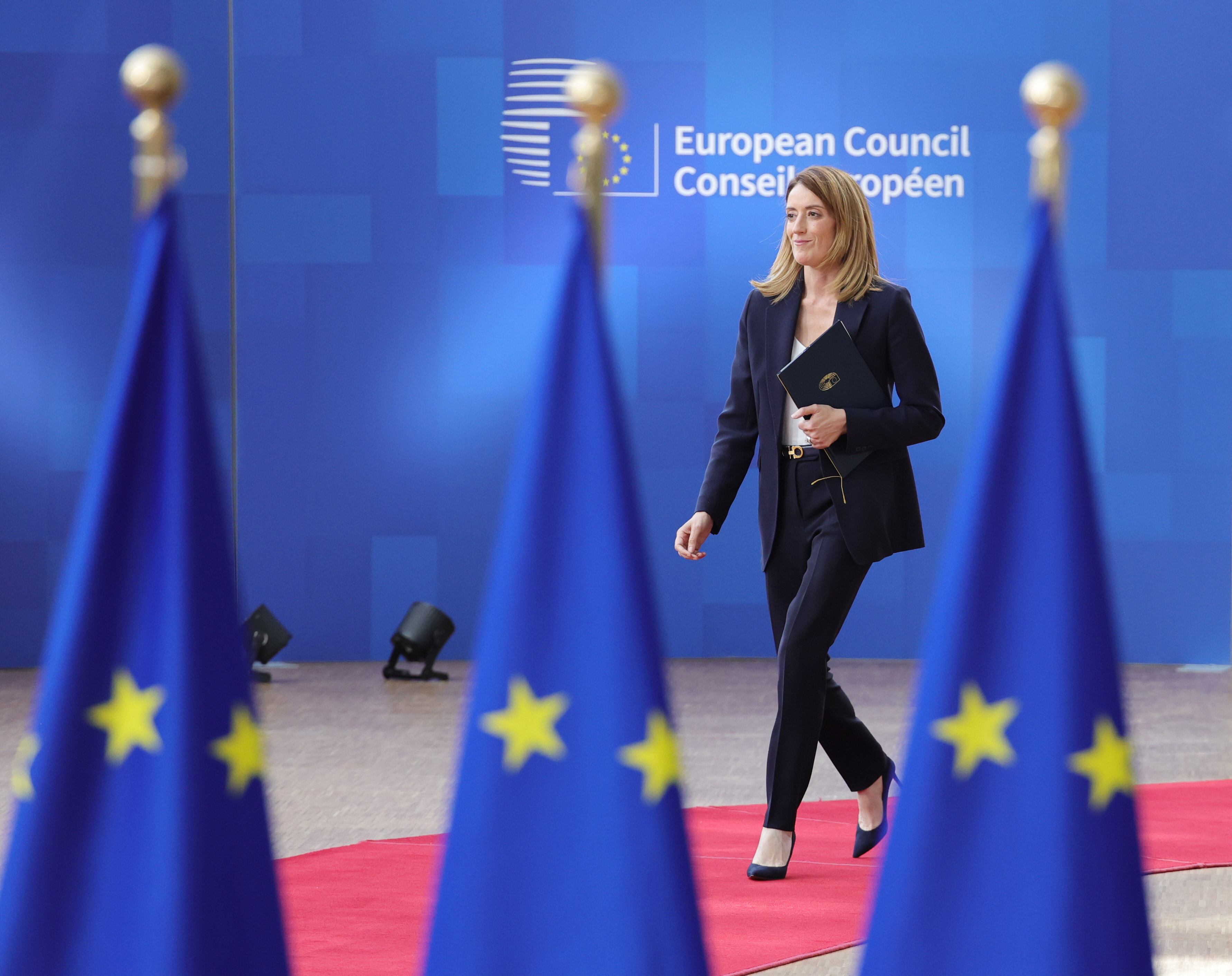 La presidenta del Parlamento Europeo, Roberta Metsola, llega a una reunión de líderes del Partido Popular Europeo (PPE), este lunes en Bruselas.