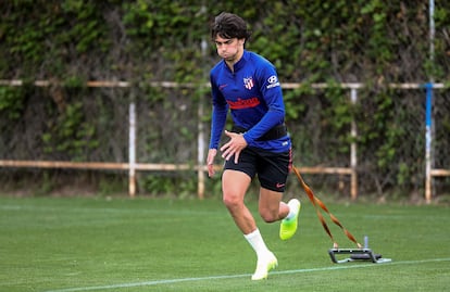 El atlético Joao Felix, en el entrenamiento en solitario de este viernes.