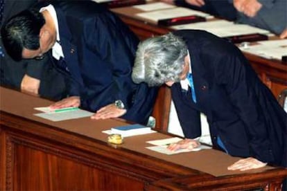 Junichiro Koizumi (derecha) y el ministro de Finanzas saludan tras la disolución de la Cámara baja.