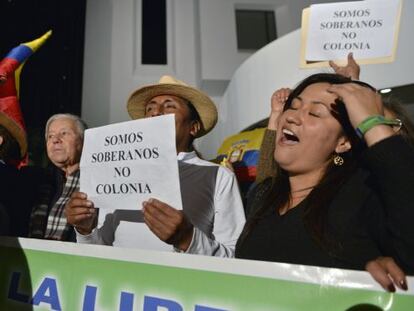 Un grupo de manifestantes frente a la embajada brit&aacute;nica en Quito el mi&eacute;rcoles por la noche.