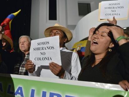 Un grupo de manifestantes frente a la embajada británica en Quito el miércoles por la noche.