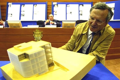 Rafael Moneo durante la presentación de su proyecto para la nueva biblioteca de la Universidad de Deusto, en Bilbao, el 24 de mayo de 2004.