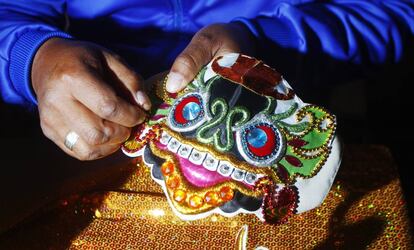 Las mascarillas están hechas de tela y encima llevan los hilos dorados típicos de las máscaras originales de la Diablada, incrustaciones y el rostro que representa a una deidad prehispánica.