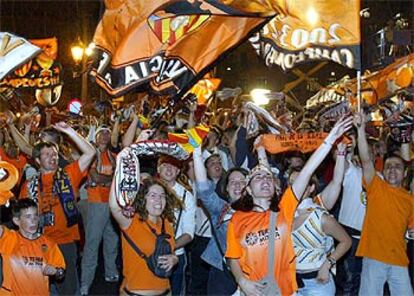 Los valencianistas han coloreado de naranja la ciudad tras el partido. Miles de aficionados, como hace unos días, al ganar la Liga, han festejado el título de la Copa de la UEFA en la plaza del Ayuntamiento. El equipo de Rafa Benítez ha completado la mejor temporada de su historia. El Valencia había ganado dos veces este torneo, aunque entonces, 1962 y 1963, se jugaba la final a doble partido y se llamaba la Copa de Ferias. Sus víctimas fueron el Barcelona y el Dínamo de Zagreb.