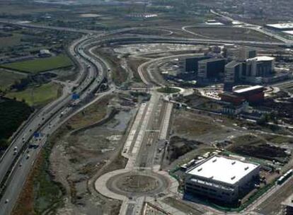 En primer plano a la derecha, la planta que construye Laboratorios Rovi junto al hospital de Granada.