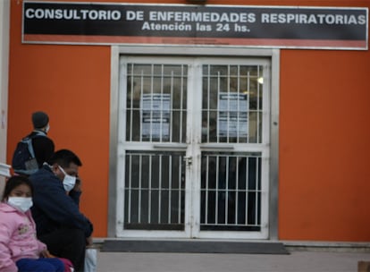 Una niña espera junto a su padre en el área destinada al tratamiento de los casos sospechosos de gripe AH1N1 hoy, 3 de julio de 2009, en el hospital Posadas de Buenos Aires