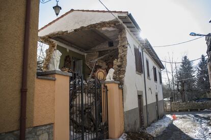 El terremoto del 24 de agosto partió las casas como si fueran cáscaras de huevo y dejó al descubierto la vida que durante años hubo en su interior. Hoy permanecen así porque muchas de ellas todavía no han sido catalogadas.