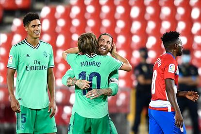 Modric y Ramos celebran la victoria junto a Varane.