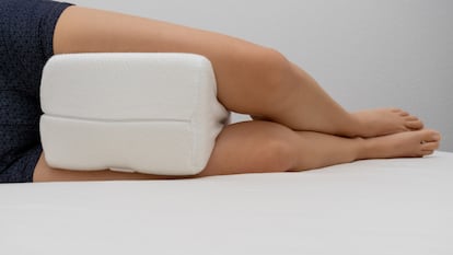 Duerme mejor con una almohada entre las rodillas. GETTY IMAGES.