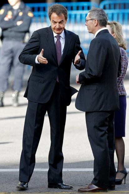 El presidente del Gobierno, José Luis Rodríguez Zapatero, junto al alcalde de Madridm Alberto Ruíz-Gallardón, en el desfile militar del pasado 12 de octubre.