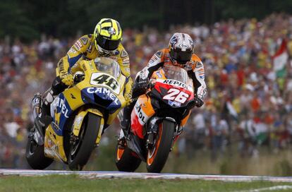 Rossi (izquierda) evita el ataque del espa?ol Dani Pedrosa de Honda durante la carrera de la categora de MotoGP del Gran Premio de Motociclismo de la Repblica Checa disputado en el circuito de Masaryk en Brno, en agosto de 2006. Rossi termin en segunda posicin, Pedrosa en tercera y el italiano Loris Capirossi gan la carrera.