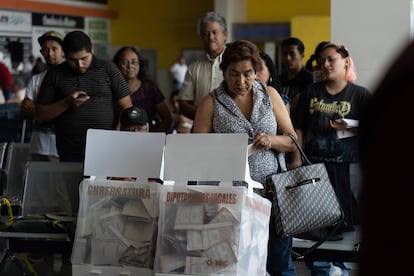 Una mujer deposita sus votos en las urnas de un colegio electoral en Coahuila