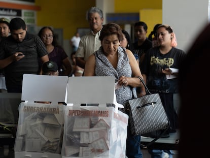Una mujer deposita sus votos en las urnas de un colegio electoral en Coahuila