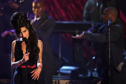 Amy Winehouse durante su actuación en los MTV Movie Awards de 2007. 