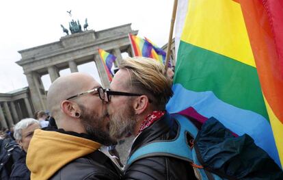 Una pareja se besa durante la celebraci&oacute;n de la aprobaci&oacute;n de la legalizaci&oacute;n del matrimonio homosexual en el Parlamento ante la Puerta de Brandemburgo en Berl&iacute;n.