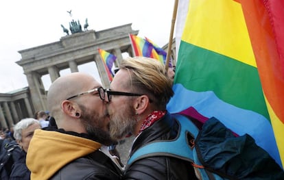 Una pareja se besa durante la celebraci&oacute;n de la aprobaci&oacute;n de la legalizaci&oacute;n del matrimonio homosexual en el Parlamento ante la Puerta de Brandemburgo en Berl&iacute;n.