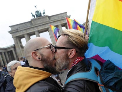 Una pareja se besa durante la celebraci&oacute;n de la aprobaci&oacute;n de la legalizaci&oacute;n del matrimonio homosexual en el Parlamento ante la Puerta de Brandemburgo en Berl&iacute;n.