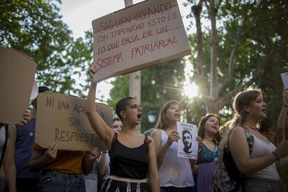 Concentración en Sevilla en protesta por la libertad condicional a los miembros de La Manada, el 22 de junio de 2018.