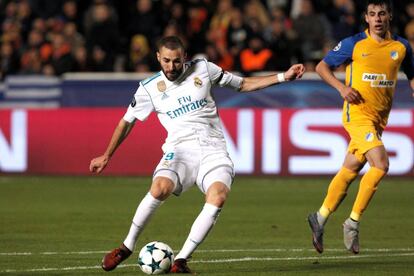 Karim Benzema del Real Madrid marca el segundo gol.