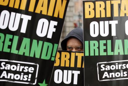 Miembros del partido republicano Eirigi se manifiestan en el centro de Dublín en protesta por la visita de Isabel II.