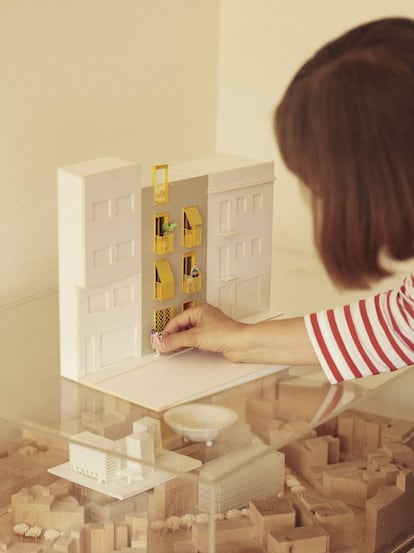 Anna Bach amb la maqueta de l'edifici del carrer Horta, a Barcelona.